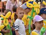 [WIDEO/FOTO] Żółty Marsz Nadziei okrążył świdnicki rynek na zwieńczenie VI edycji Pól Nadziei. Okrągły jubileusz obchodziło TPC Hospicjum