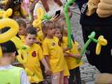 [WIDEO/FOTO] Żółty Marsz Nadziei okrążył świdnicki rynek na zwieńczenie VI edycji Pól Nadziei. Okrągły jubileusz obchodziło TPC Hospicjum