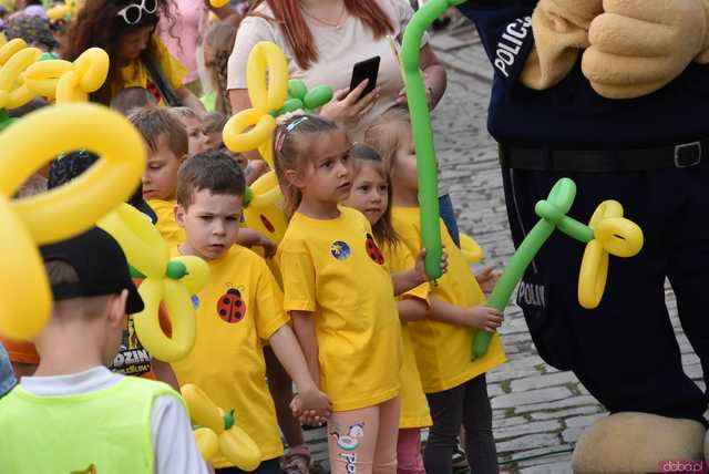 [WIDEO/FOTO] Żółty Marsz Nadziei okrążył świdnicki rynek na zwieńczenie VI edycji Pól Nadziei. Okrągły jubileusz obchodziło TPC Hospicjum