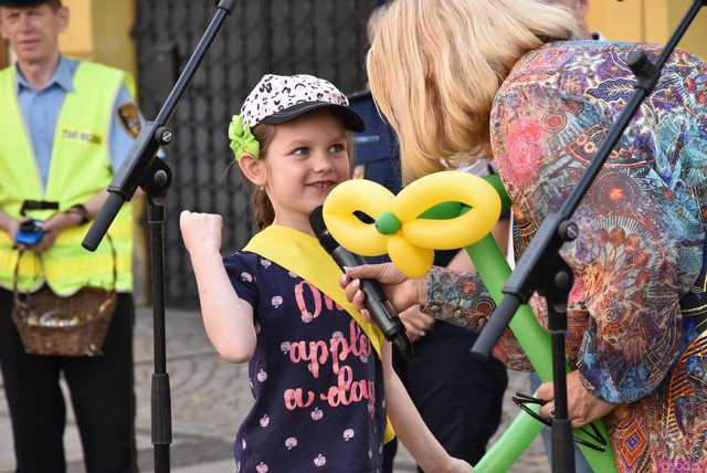 [WIDEO/FOTO] Żółty Marsz Nadziei okrążył świdnicki rynek na zwieńczenie VI edycji Pól Nadziei. Okrągły jubileusz obchodziło TPC Hospicjum