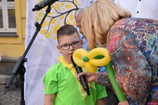 [WIDEO/FOTO] Żółty Marsz Nadziei okrążył świdnicki rynek na zwieńczenie VI edycji Pól Nadziei. Okrągły jubileusz obchodziło TPC Hospicjum