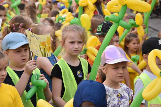 [WIDEO/FOTO] Żółty Marsz Nadziei okrążył świdnicki rynek na zwieńczenie VI edycji Pól Nadziei. Okrągły jubileusz obchodziło TPC Hospicjum