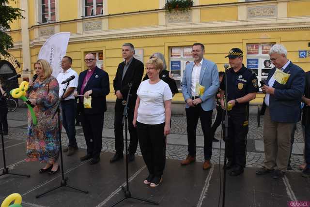 [WIDEO/FOTO] Żółty Marsz Nadziei okrążył świdnicki rynek na zwieńczenie VI edycji Pól Nadziei. Okrągły jubileusz obchodziło TPC Hospicjum