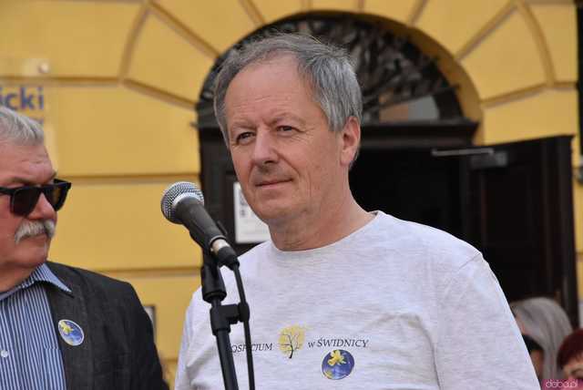 [WIDEO/FOTO] Żółty Marsz Nadziei okrążył świdnicki rynek na zwieńczenie VI edycji Pól Nadziei. Okrągły jubileusz obchodziło TPC Hospicjum