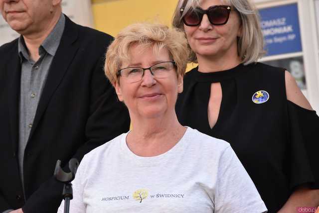 [WIDEO/FOTO] Żółty Marsz Nadziei okrążył świdnicki rynek na zwieńczenie VI edycji Pól Nadziei. Okrągły jubileusz obchodziło TPC Hospicjum