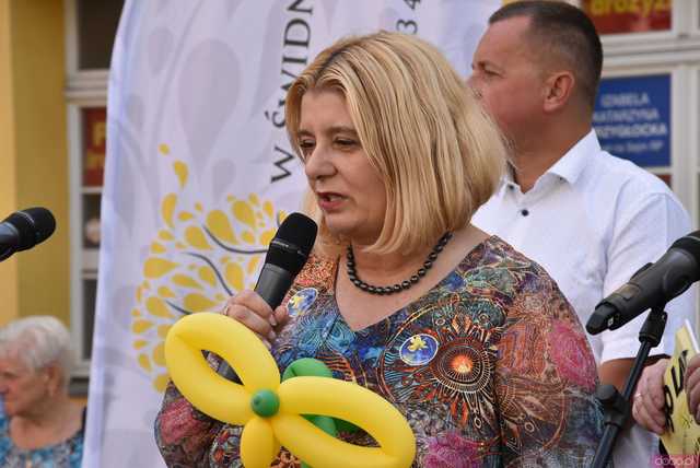 [WIDEO/FOTO] Żółty Marsz Nadziei okrążył świdnicki rynek na zwieńczenie VI edycji Pól Nadziei. Okrągły jubileusz obchodziło TPC Hospicjum