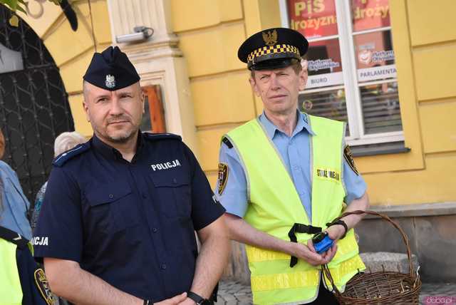 [WIDEO/FOTO] Żółty Marsz Nadziei okrążył świdnicki rynek na zwieńczenie VI edycji Pól Nadziei. Okrągły jubileusz obchodziło TPC Hospicjum