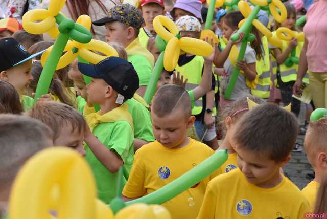 [WIDEO/FOTO] Żółty Marsz Nadziei okrążył świdnicki rynek na zwieńczenie VI edycji Pól Nadziei. Okrągły jubileusz obchodziło TPC Hospicjum