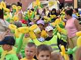[WIDEO/FOTO] Żółty Marsz Nadziei okrążył świdnicki rynek na zwieńczenie VI edycji Pól Nadziei. Okrągły jubileusz obchodziło TPC Hospicjum