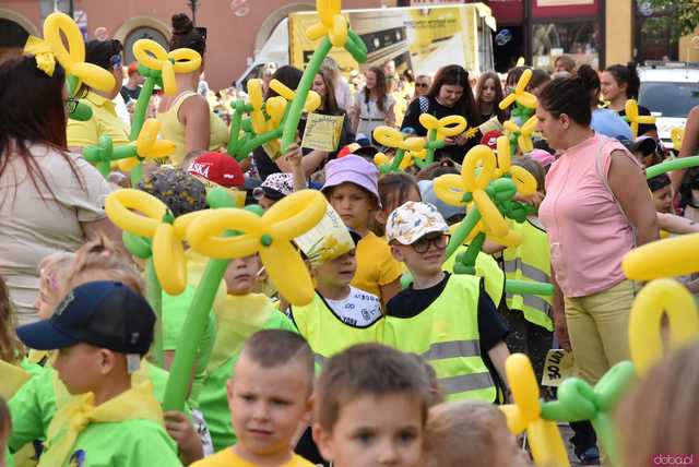 [WIDEO/FOTO] Żółty Marsz Nadziei okrążył świdnicki rynek na zwieńczenie VI edycji Pól Nadziei. Okrągły jubileusz obchodziło TPC Hospicjum