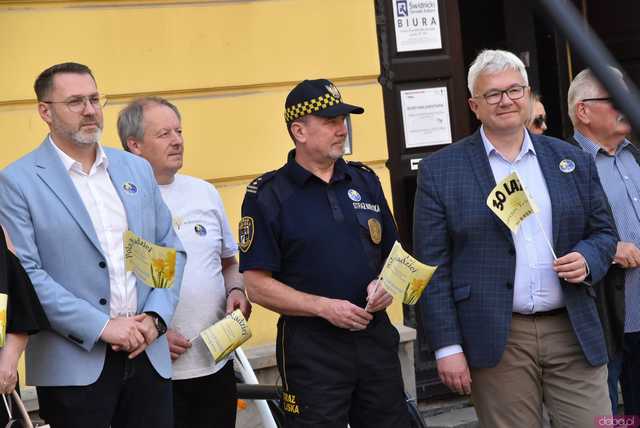[WIDEO/FOTO] Żółty Marsz Nadziei okrążył świdnicki rynek na zwieńczenie VI edycji Pól Nadziei. Okrągły jubileusz obchodziło TPC Hospicjum