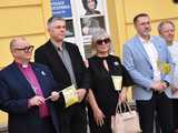 [WIDEO/FOTO] Żółty Marsz Nadziei okrążył świdnicki rynek na zwieńczenie VI edycji Pól Nadziei. Okrągły jubileusz obchodziło TPC Hospicjum