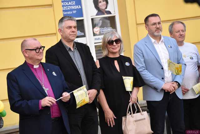 [WIDEO/FOTO] Żółty Marsz Nadziei okrążył świdnicki rynek na zwieńczenie VI edycji Pól Nadziei. Okrągły jubileusz obchodziło TPC Hospicjum