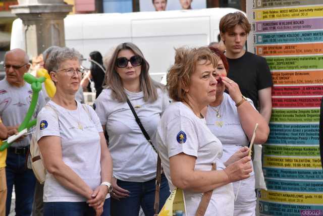 [WIDEO/FOTO] Żółty Marsz Nadziei okrążył świdnicki rynek na zwieńczenie VI edycji Pól Nadziei. Okrągły jubileusz obchodziło TPC Hospicjum