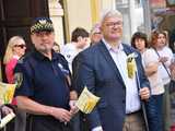 [WIDEO/FOTO] Żółty Marsz Nadziei okrążył świdnicki rynek na zwieńczenie VI edycji Pól Nadziei. Okrągły jubileusz obchodziło TPC Hospicjum