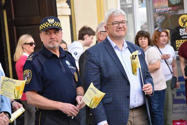 [WIDEO/FOTO] Żółty Marsz Nadziei okrążył świdnicki rynek na zwieńczenie VI edycji Pól Nadziei. Okrągły jubileusz obchodziło TPC Hospicjum