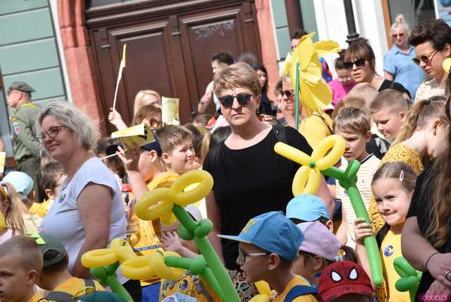 [WIDEO/FOTO] Żółty Marsz Nadziei okrążył świdnicki rynek na zwieńczenie VI edycji Pól Nadziei. Okrągły jubileusz obchodziło TPC Hospicjum