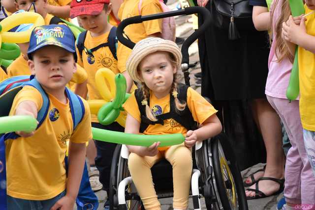 [WIDEO/FOTO] Żółty Marsz Nadziei okrążył świdnicki rynek na zwieńczenie VI edycji Pól Nadziei. Okrągły jubileusz obchodziło TPC Hospicjum