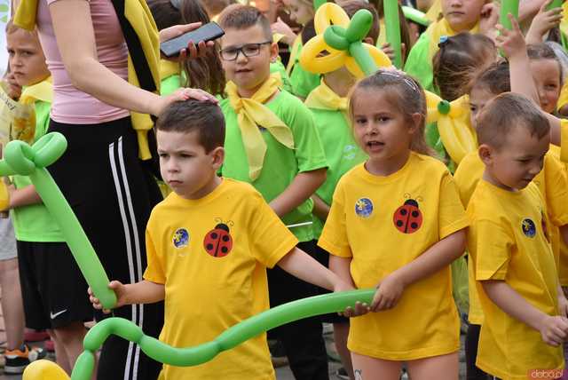 [WIDEO/FOTO] Żółty Marsz Nadziei okrążył świdnicki rynek na zwieńczenie VI edycji Pól Nadziei. Okrągły jubileusz obchodziło TPC Hospicjum
