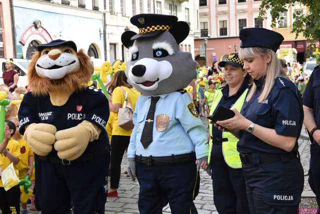 [WIDEO/FOTO] Żółty Marsz Nadziei okrążył świdnicki rynek na zwieńczenie VI edycji Pól Nadziei. Okrągły jubileusz obchodziło TPC Hospicjum