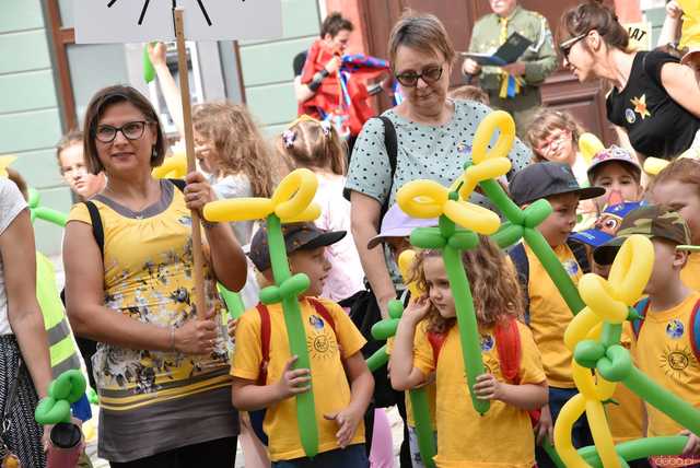 [WIDEO/FOTO] Żółty Marsz Nadziei okrążył świdnicki rynek na zwieńczenie VI edycji Pól Nadziei. Okrągły jubileusz obchodziło TPC Hospicjum