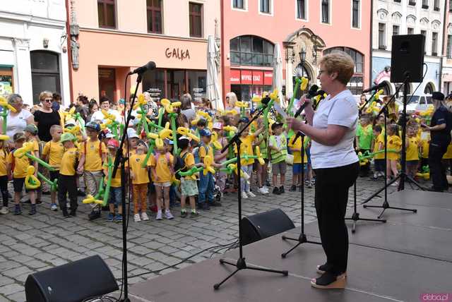 [WIDEO/FOTO] Żółty Marsz Nadziei okrążył świdnicki rynek na zwieńczenie VI edycji Pól Nadziei. Okrągły jubileusz obchodziło TPC Hospicjum