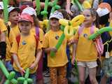 [WIDEO/FOTO] Żółty Marsz Nadziei okrążył świdnicki rynek na zwieńczenie VI edycji Pól Nadziei. Okrągły jubileusz obchodziło TPC Hospicjum