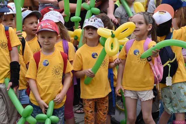 [WIDEO/FOTO] Żółty Marsz Nadziei okrążył świdnicki rynek na zwieńczenie VI edycji Pól Nadziei. Okrągły jubileusz obchodziło TPC Hospicjum