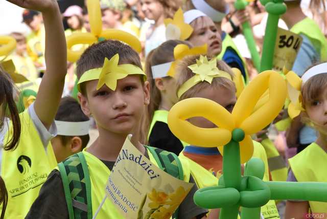 [WIDEO/FOTO] Żółty Marsz Nadziei okrążył świdnicki rynek na zwieńczenie VI edycji Pól Nadziei. Okrągły jubileusz obchodziło TPC Hospicjum