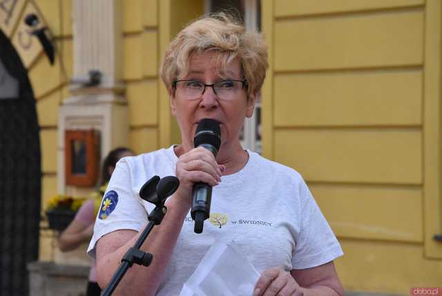 [WIDEO/FOTO] Żółty Marsz Nadziei okrążył świdnicki rynek na zwieńczenie VI edycji Pól Nadziei. Okrągły jubileusz obchodziło TPC Hospicjum
