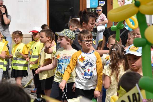 [WIDEO/FOTO] Żółty Marsz Nadziei okrążył świdnicki rynek na zwieńczenie VI edycji Pól Nadziei. Okrągły jubileusz obchodziło TPC Hospicjum