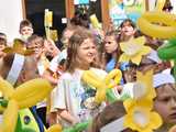 [WIDEO/FOTO] Żółty Marsz Nadziei okrążył świdnicki rynek na zwieńczenie VI edycji Pól Nadziei. Okrągły jubileusz obchodziło TPC Hospicjum