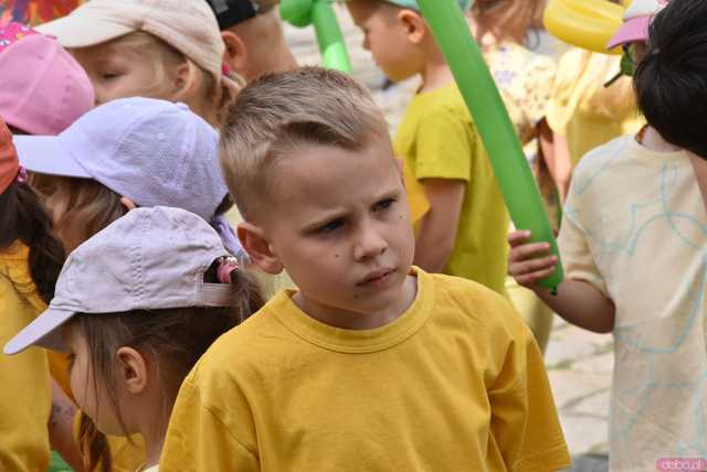 [WIDEO/FOTO] Żółty Marsz Nadziei okrążył świdnicki rynek na zwieńczenie VI edycji Pól Nadziei. Okrągły jubileusz obchodziło TPC Hospicjum