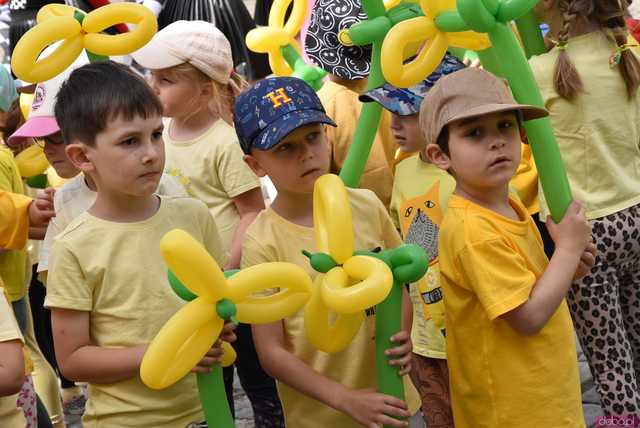 [WIDEO/FOTO] Żółty Marsz Nadziei okrążył świdnicki rynek na zwieńczenie VI edycji Pól Nadziei. Okrągły jubileusz obchodziło TPC Hospicjum