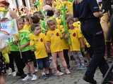 [WIDEO/FOTO] Żółty Marsz Nadziei okrążył świdnicki rynek na zwieńczenie VI edycji Pól Nadziei. Okrągły jubileusz obchodziło TPC Hospicjum