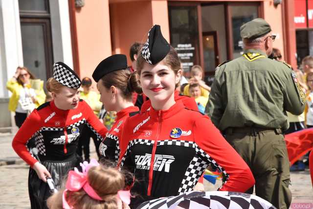 [WIDEO/FOTO] Żółty Marsz Nadziei okrążył świdnicki rynek na zwieńczenie VI edycji Pól Nadziei. Okrągły jubileusz obchodziło TPC Hospicjum
