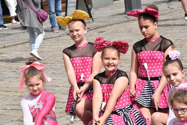 [WIDEO/FOTO] Żółty Marsz Nadziei okrążył świdnicki rynek na zwieńczenie VI edycji Pól Nadziei. Okrągły jubileusz obchodziło TPC Hospicjum