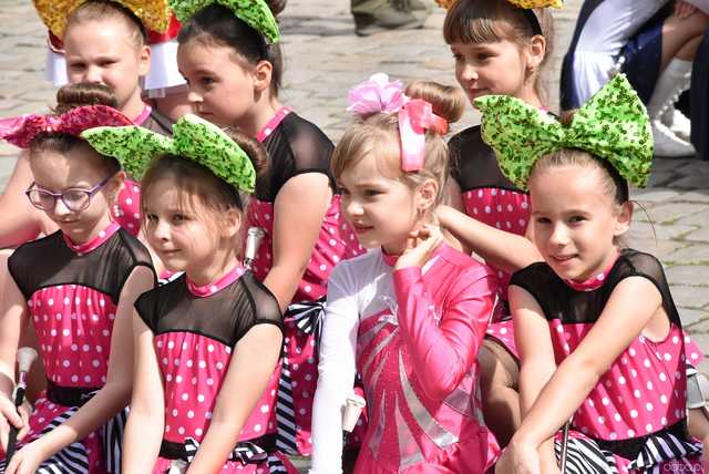 [WIDEO/FOTO] Żółty Marsz Nadziei okrążył świdnicki rynek na zwieńczenie VI edycji Pól Nadziei. Okrągły jubileusz obchodziło TPC Hospicjum