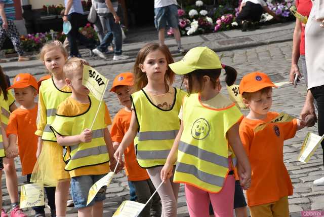 [WIDEO/FOTO] Żółty Marsz Nadziei okrążył świdnicki rynek na zwieńczenie VI edycji Pól Nadziei. Okrągły jubileusz obchodziło TPC Hospicjum