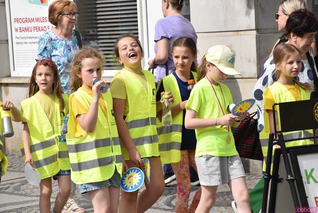 [WIDEO/FOTO] Żółty Marsz Nadziei okrążył świdnicki rynek na zwieńczenie VI edycji Pól Nadziei. Okrągły jubileusz obchodziło TPC Hospicjum
