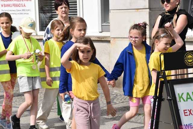 [WIDEO/FOTO] Żółty Marsz Nadziei okrążył świdnicki rynek na zwieńczenie VI edycji Pól Nadziei. Okrągły jubileusz obchodziło TPC Hospicjum