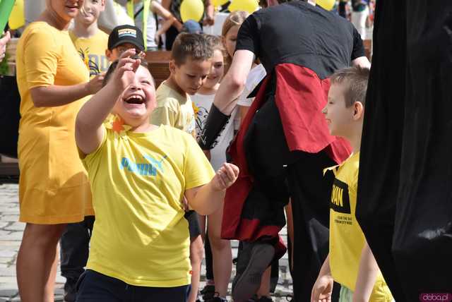 [WIDEO/FOTO] Żółty Marsz Nadziei okrążył świdnicki rynek na zwieńczenie VI edycji Pól Nadziei. Okrągły jubileusz obchodziło TPC Hospicjum
