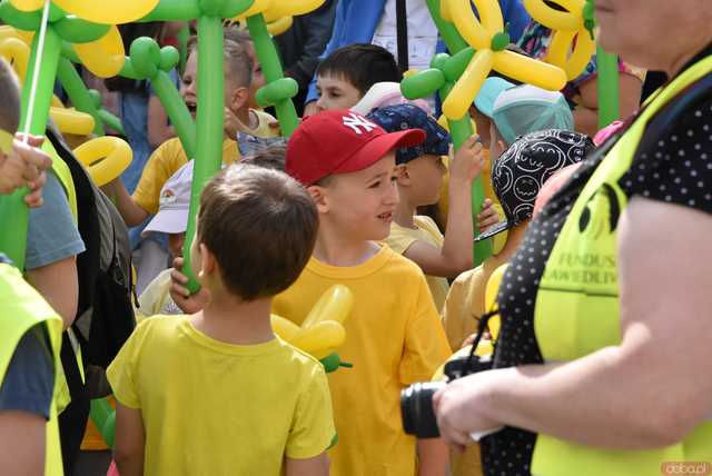[WIDEO/FOTO] Żółty Marsz Nadziei okrążył świdnicki rynek na zwieńczenie VI edycji Pól Nadziei. Okrągły jubileusz obchodziło TPC Hospicjum