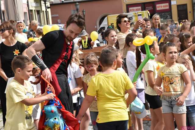 [WIDEO/FOTO] Żółty Marsz Nadziei okrążył świdnicki rynek na zwieńczenie VI edycji Pól Nadziei. Okrągły jubileusz obchodziło TPC Hospicjum