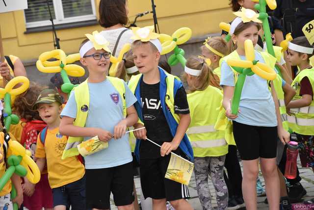 [WIDEO/FOTO] Żółty Marsz Nadziei okrążył świdnicki rynek na zwieńczenie VI edycji Pól Nadziei. Okrągły jubileusz obchodziło TPC Hospicjum