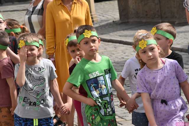 [WIDEO/FOTO] Żółty Marsz Nadziei okrążył świdnicki rynek na zwieńczenie VI edycji Pól Nadziei. Okrągły jubileusz obchodziło TPC Hospicjum
