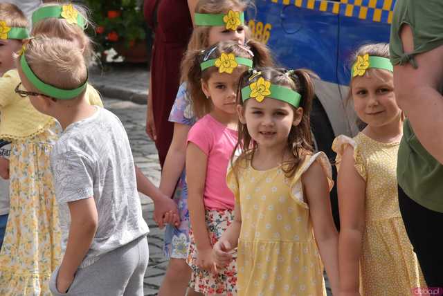 [WIDEO/FOTO] Żółty Marsz Nadziei okrążył świdnicki rynek na zwieńczenie VI edycji Pól Nadziei. Okrągły jubileusz obchodziło TPC Hospicjum