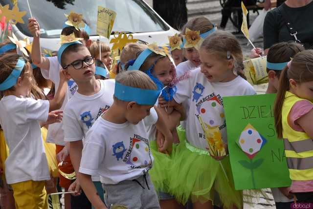 [WIDEO/FOTO] Żółty Marsz Nadziei okrążył świdnicki rynek na zwieńczenie VI edycji Pól Nadziei. Okrągły jubileusz obchodziło TPC Hospicjum