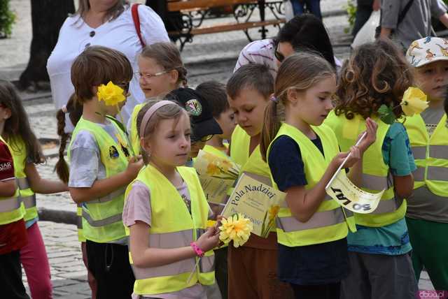 [WIDEO/FOTO] Żółty Marsz Nadziei okrążył świdnicki rynek na zwieńczenie VI edycji Pól Nadziei. Okrągły jubileusz obchodziło TPC Hospicjum