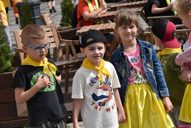 [WIDEO/FOTO] Żółty Marsz Nadziei okrążył świdnicki rynek na zwieńczenie VI edycji Pól Nadziei. Okrągły jubileusz obchodziło TPC Hospicjum